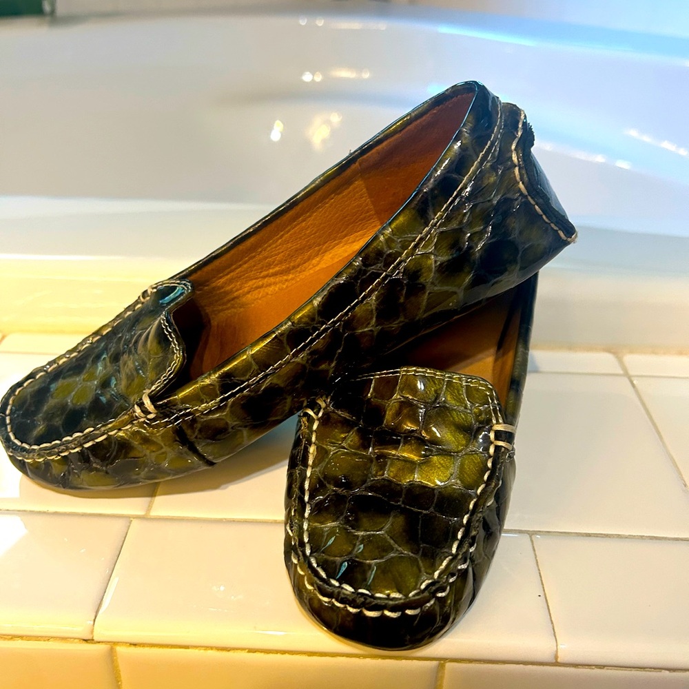 Beautiful size 6 Clarks Alligator flats
